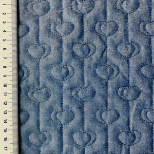 Tissu matelassé cœurs effet denim bleu
