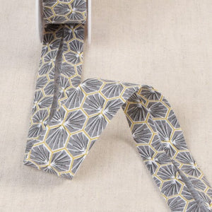 Biais alvéoles 27 mm – biais géométrique – coloris Gris moyen